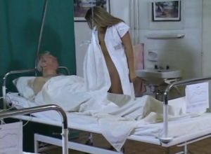 Медсестра шлюха в клинике трахается со зрелым пациентом